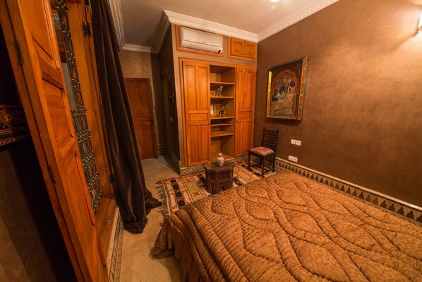 Quarto casal superluxo, vista para o pátio, no pátio | Cofres nos quartos, individualmente decorados
