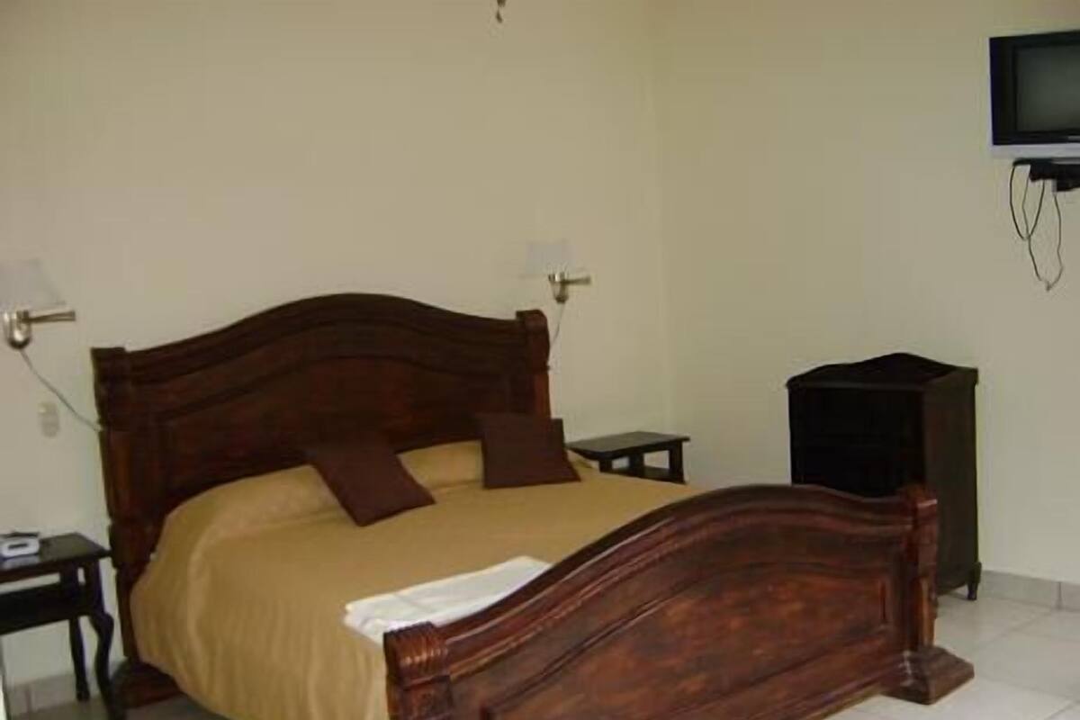 Standard Room with Air Conditioner | デスク、アイロン / アイロン台、可動式ベッド、WiFi (無料)