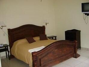 Escritorio, tabla de planchar con plancha y camas plegables/adicionales 