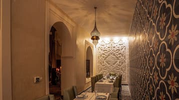 Se sirven desayunos, almuerzos y cenas; cocina marroquí