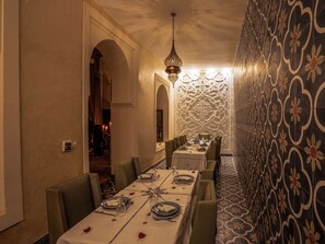 供应早餐、午餐和晚餐，摩洛哥菜