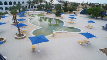 Una piscina techada, una piscina al aire libre