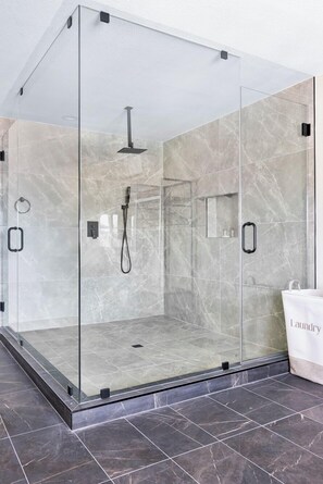 Executive Room | Bathroom | Shower, free toiletries, hair dryer, towels