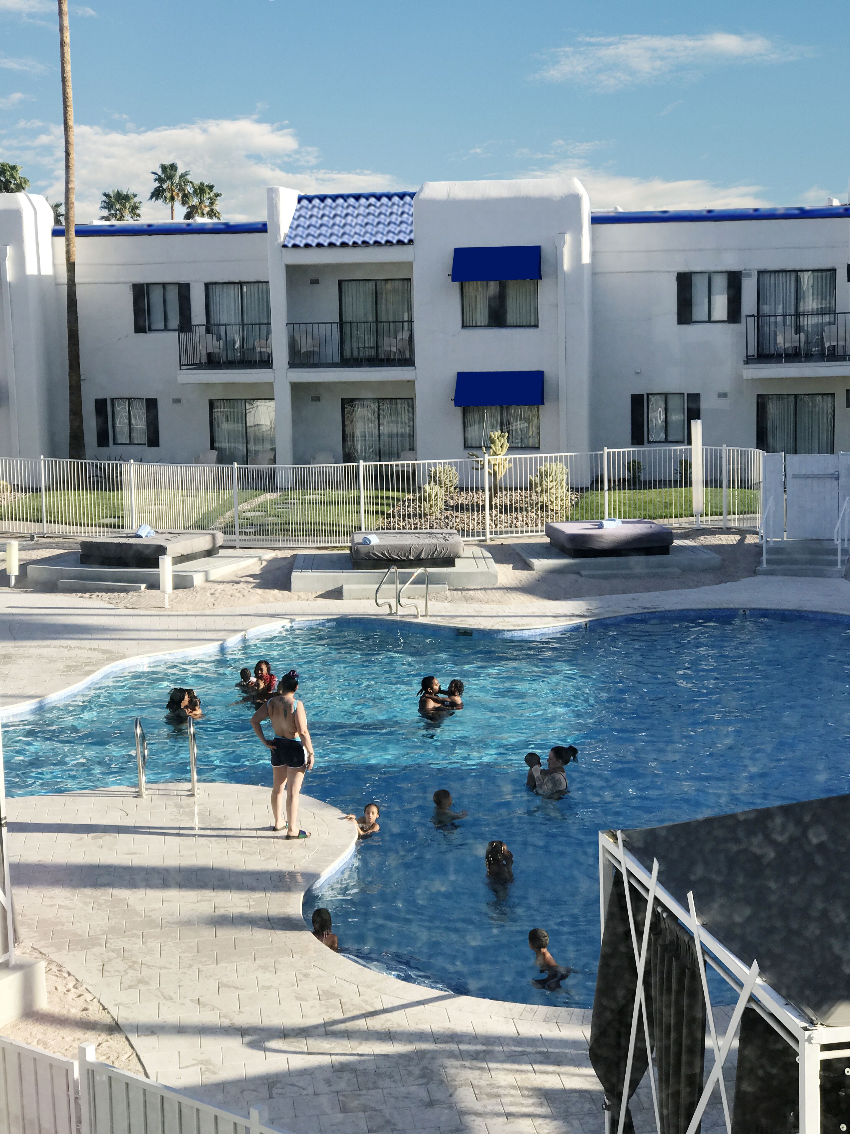 Piscine extérieure (ouverte en saison), parasols de plage