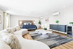 Camera Executive | Area soggiorno | TV a schermo piatto 50 pollici con canali premium, TV