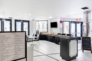 Petit déjeuner buffet (9.99 USD par personne)