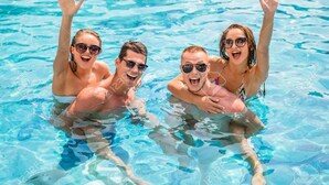 Un grupo de personas en una piscina.