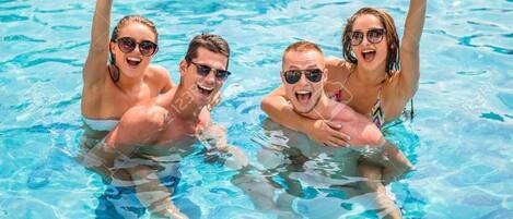 Eine Gruppe von Menschen in einem Schwimmbecken.