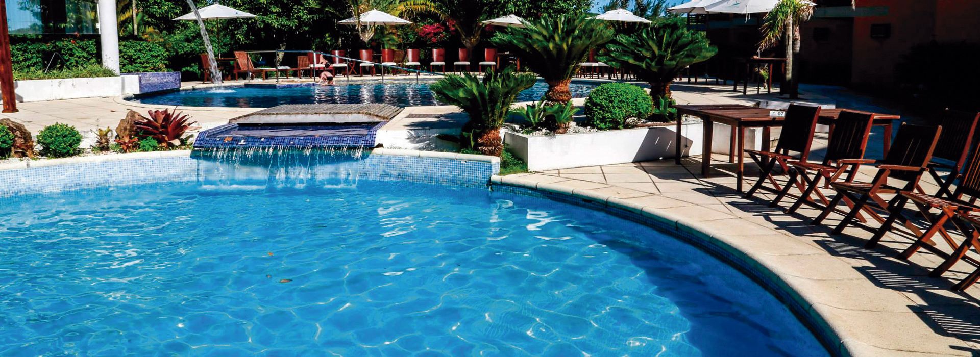 Piscina interna, 2 piscinas externas, guarda-sóis, espreguiçadeiras
