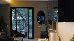 Una cocina moderna con comedor, un ventanal y vistas al exterior.