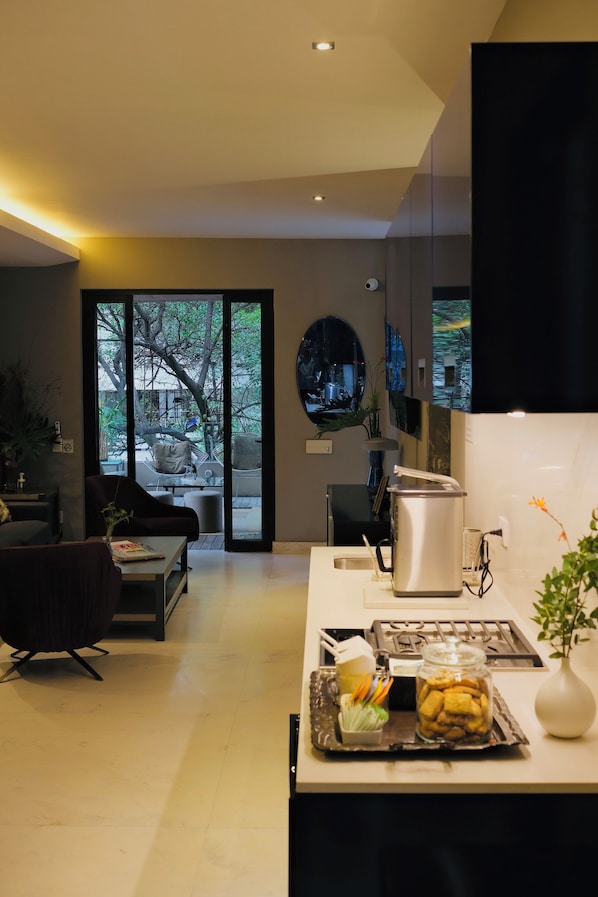 Una cocina moderna con comedor, un ventanal y vistas al exterior.