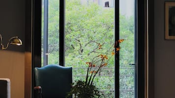 Suite Oso Negro | Área de sala de estar | Televisión de pantalla plana de 40 pulgadas con canales por cable