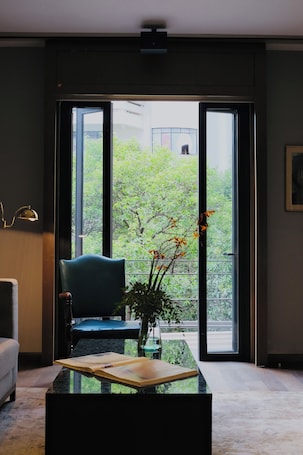 Black Bear Suite | Living area | 40-inch flat-screen TV with cable channels, TV