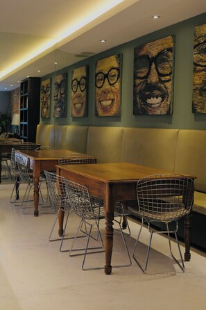 40-inch flat-screen TV with cable channels, TV - Casa Mannach (Mexico City)