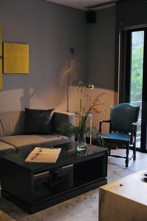 Black Bear Suite | Living area | 40-inch flat-screen TV with cable channels, TV - Casa Mannach  (Mexico City)