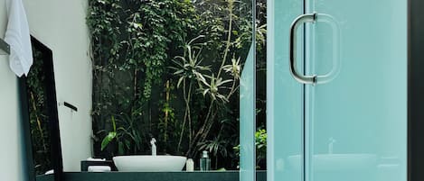 Chambre Deluxe | Salle de bain | Douche, articles de toilette griffés, séchoir à cheveux, savon