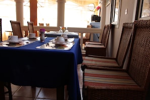 Petit déjeuner, déjeuner et dîner servis sur place