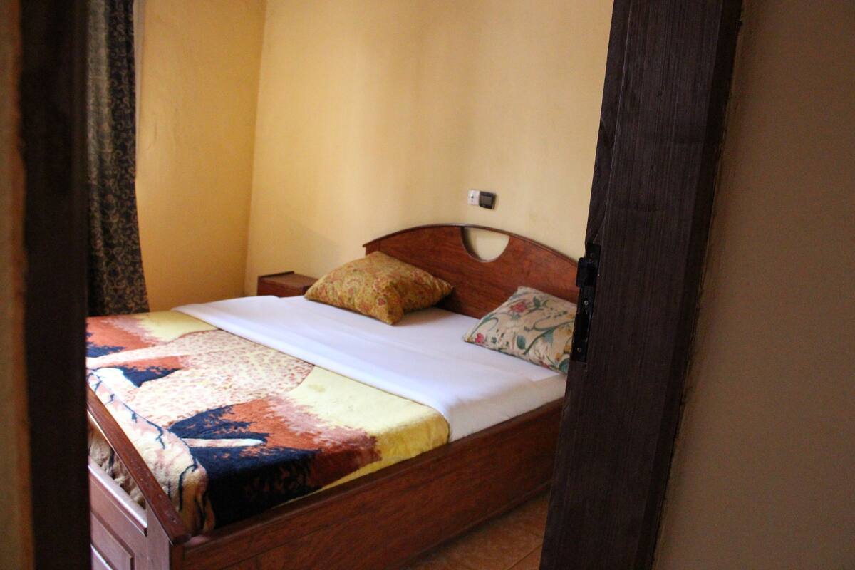 Standard Double Room | Meja, langsir/tirai gelap terus, Wi-fi percuma 