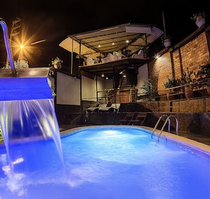 Piscine extérieure, chaises longues