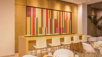 Sarapan prasmanan setiap hari (MXN 550 per orang)