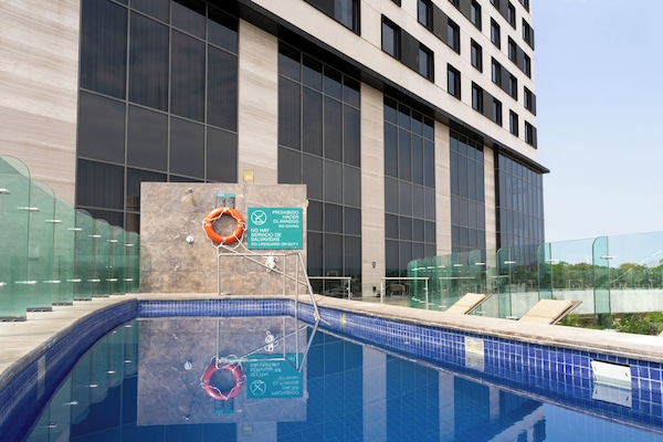 Kolam renang outdoor, dengan kursi berjemur