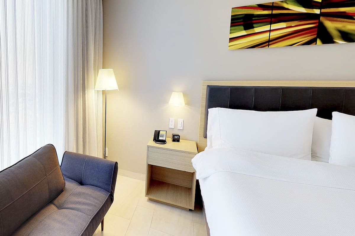 Habitación estándar, 1 cama King size, con acceso para personas discapacitadas (Roll-in Shower) | Ropa de cama de alta calidad y minibar