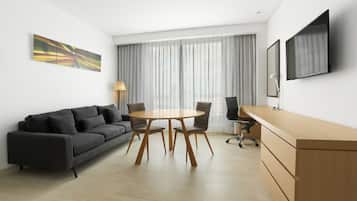 Junior Room, 1 King Bed | Premium bedding, minibar, in-room safe, desk