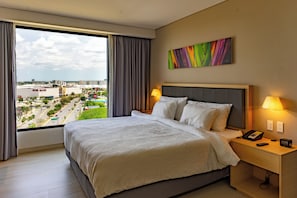 Superior Room, 1 King Bed | Premium bedding, minibar, in-room safe, desk - Fiesta Inn Mérida Altabrisa (Mérida)