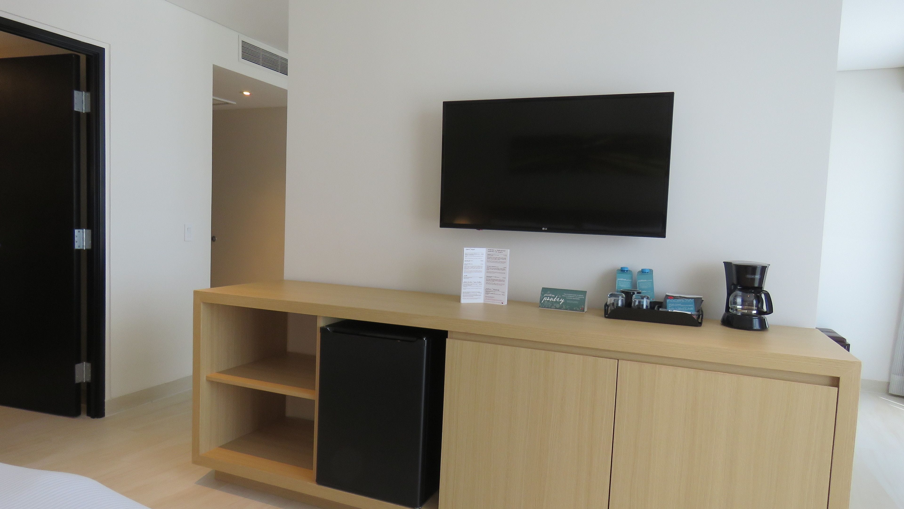 suite, 1 bedroom, non smoking | 1 bedroom, premium bedding, minibar, in-room safe