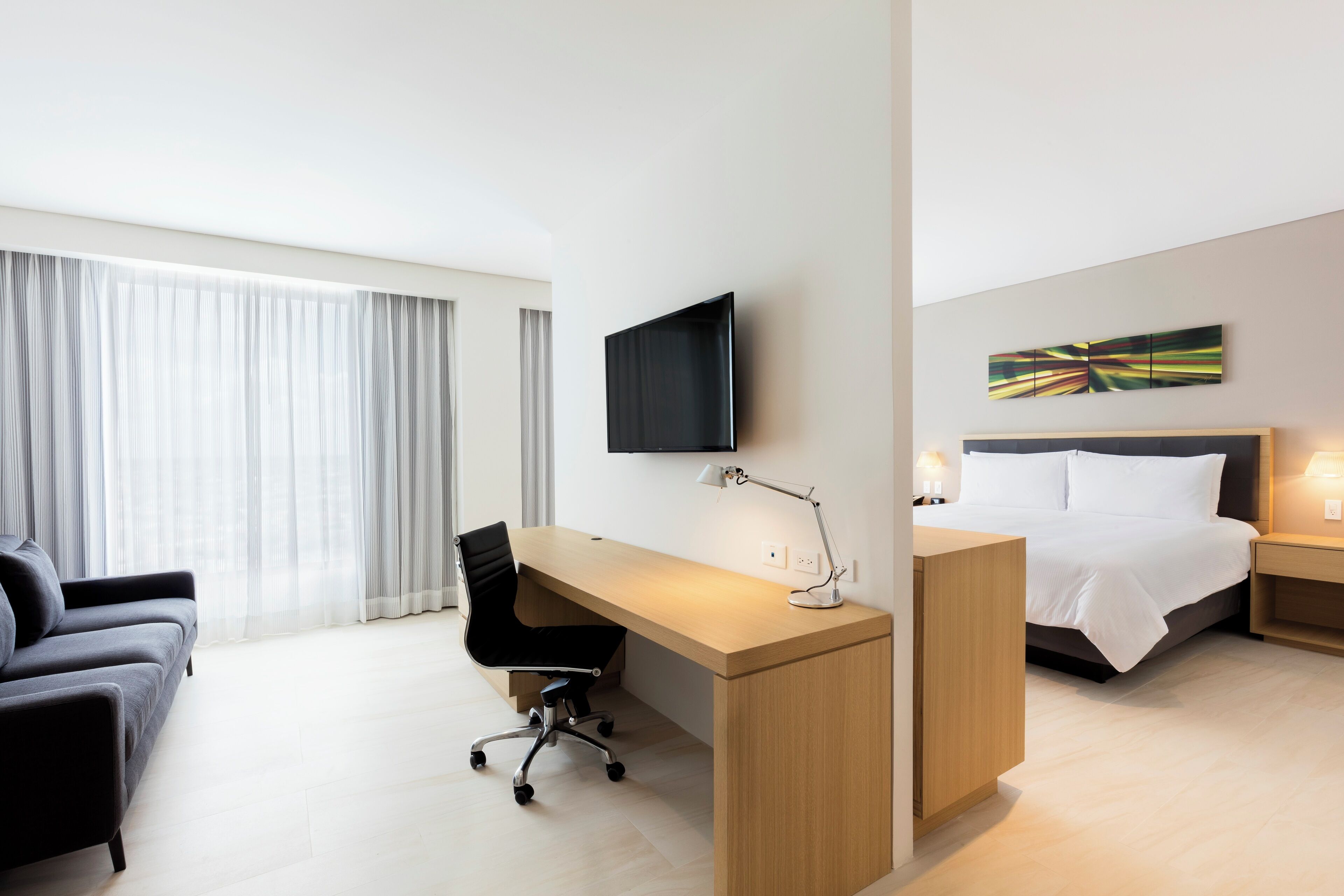 Habitación, 1 cama de matrimonio grande | Ropa de cama de alta calidad, minibar, caja fuerte y escritorio