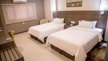 Habitación, 2 camas matrimoniales | Edredón, camas con efecto memoria y minibar