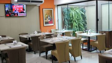 Breakfast, lunch and dinner served