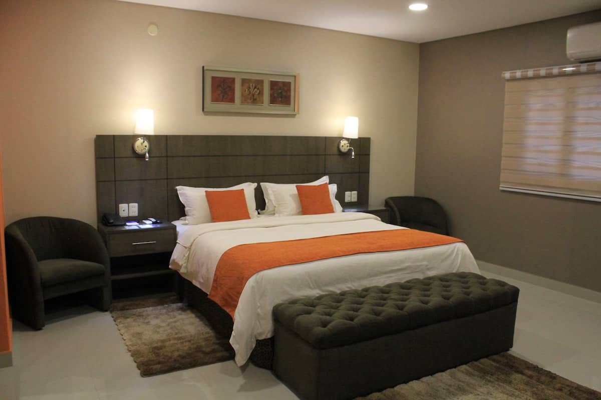 Suite, 1 Queen Bed | Down comforters, memory foam beds, minibar, in-room safe