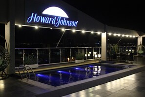 Outdoor pool, pool loungers - Howard Johnson by Wyndham Ciudad del Este (Ciudad Del Este)