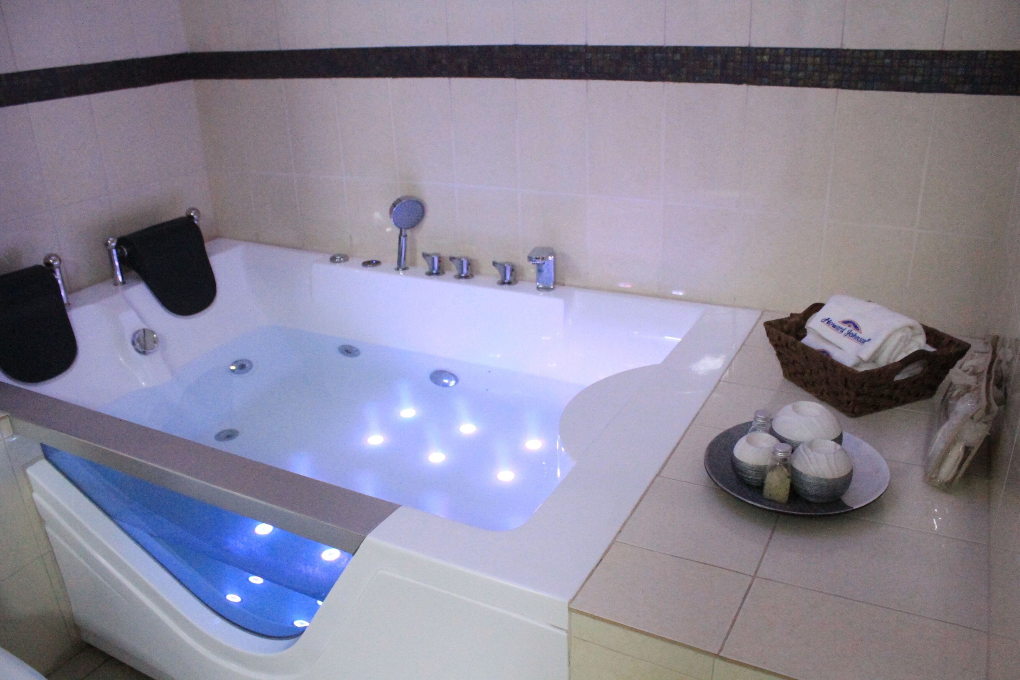 suite, 1 queen bed | jetted bathtub