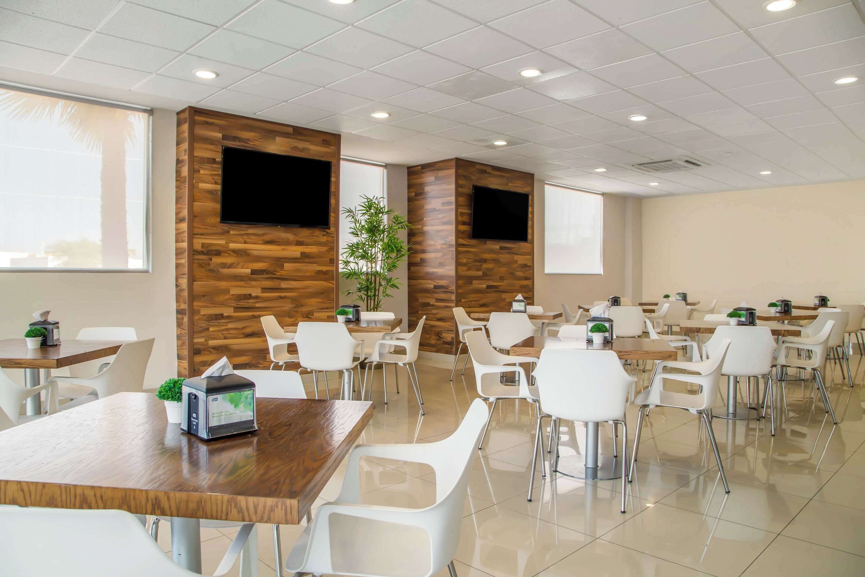 free daily full breakfast