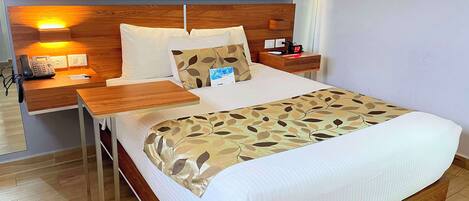 Standardrum - 1 queensize-säng - icke-rökare | Värdeförvaringsskåp på rummet, skrivbord och strykjärn/strykbräda