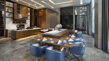 Prestige Suite, Club Millesime Access, 1 King Size Bed | Executive-Lounge