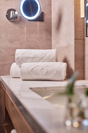 Separate bathtub and shower, deep-soaking bathtub