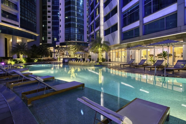 Kolam renang terbuka, payung kolam, kerusi lepak pantai