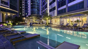 Kolam renang outdoor, dengan payung kolam renang dan kursi berjemur