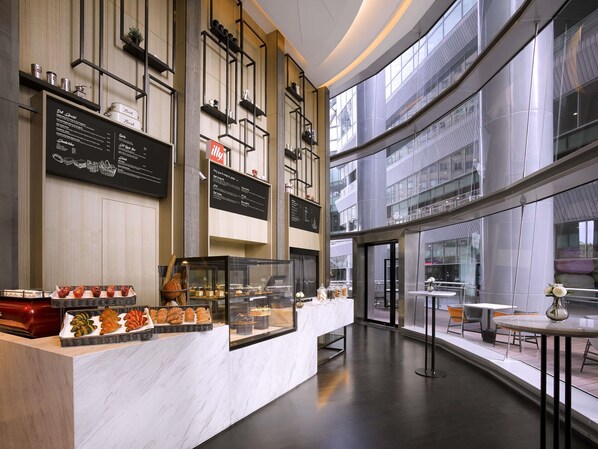 3 restaurantes; se sirve desayuno, almuerzo y cena; cocina china