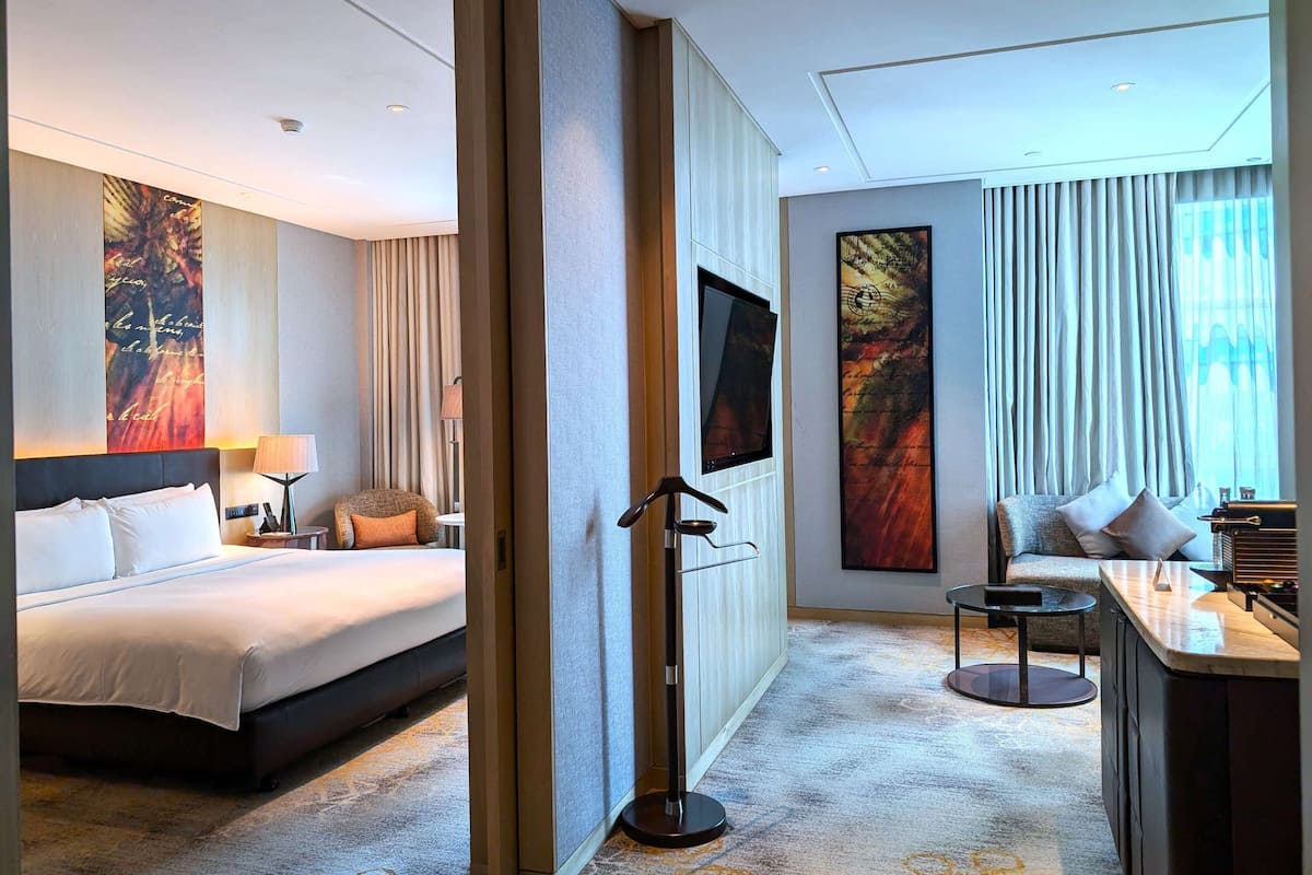 1 bedroom, premium bedding, minibar, in-room safe
