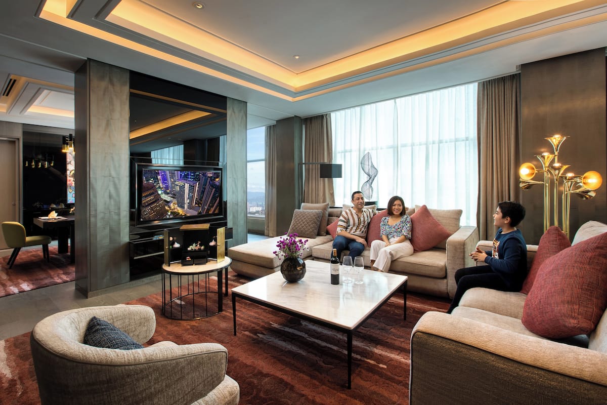 Club-suite - 1 kingsize-seng | Opholdsområde | Tv, MP3-dockingstation
