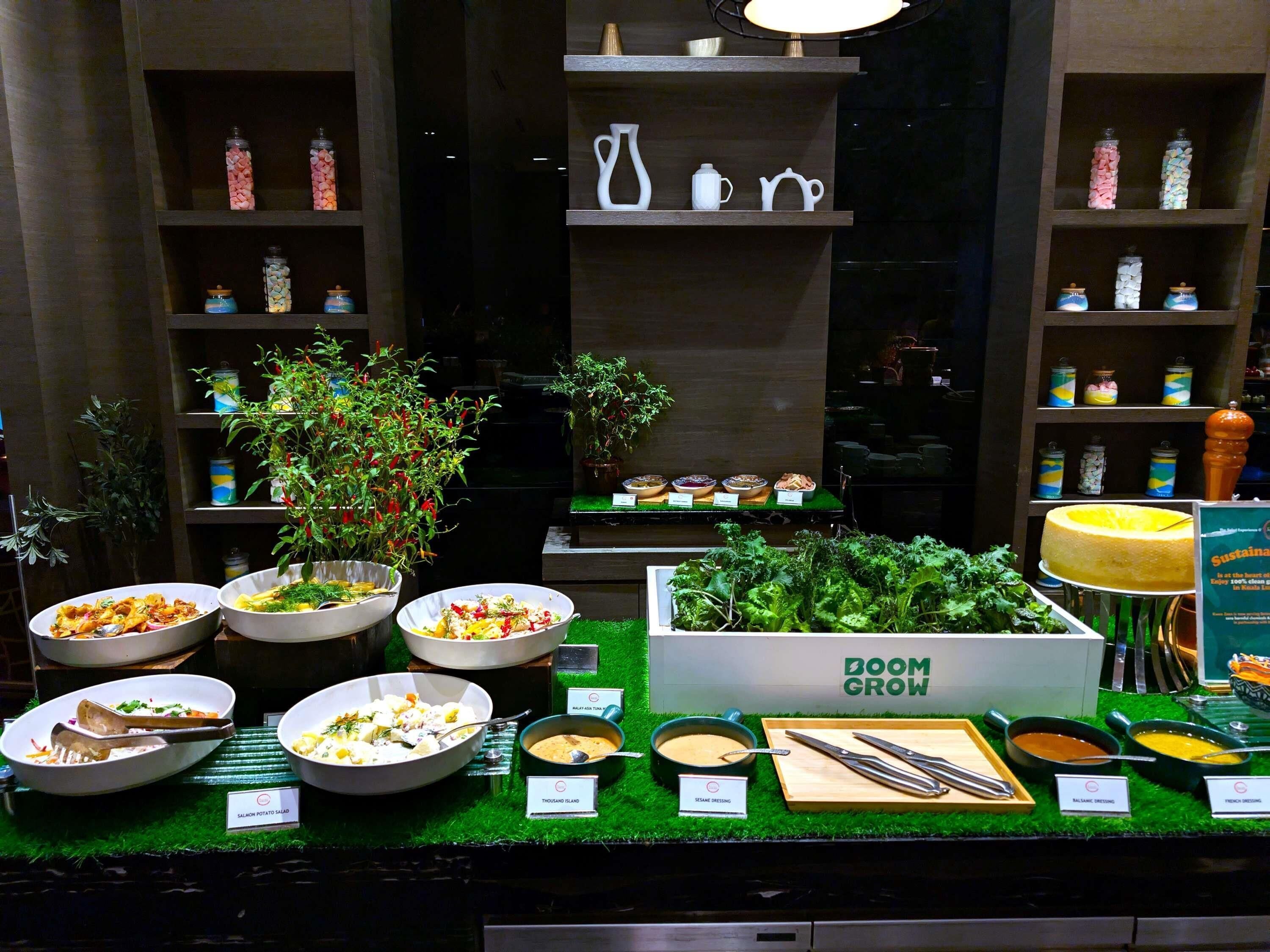 3 restaurants servant le déjeuner, le dîner et le souper