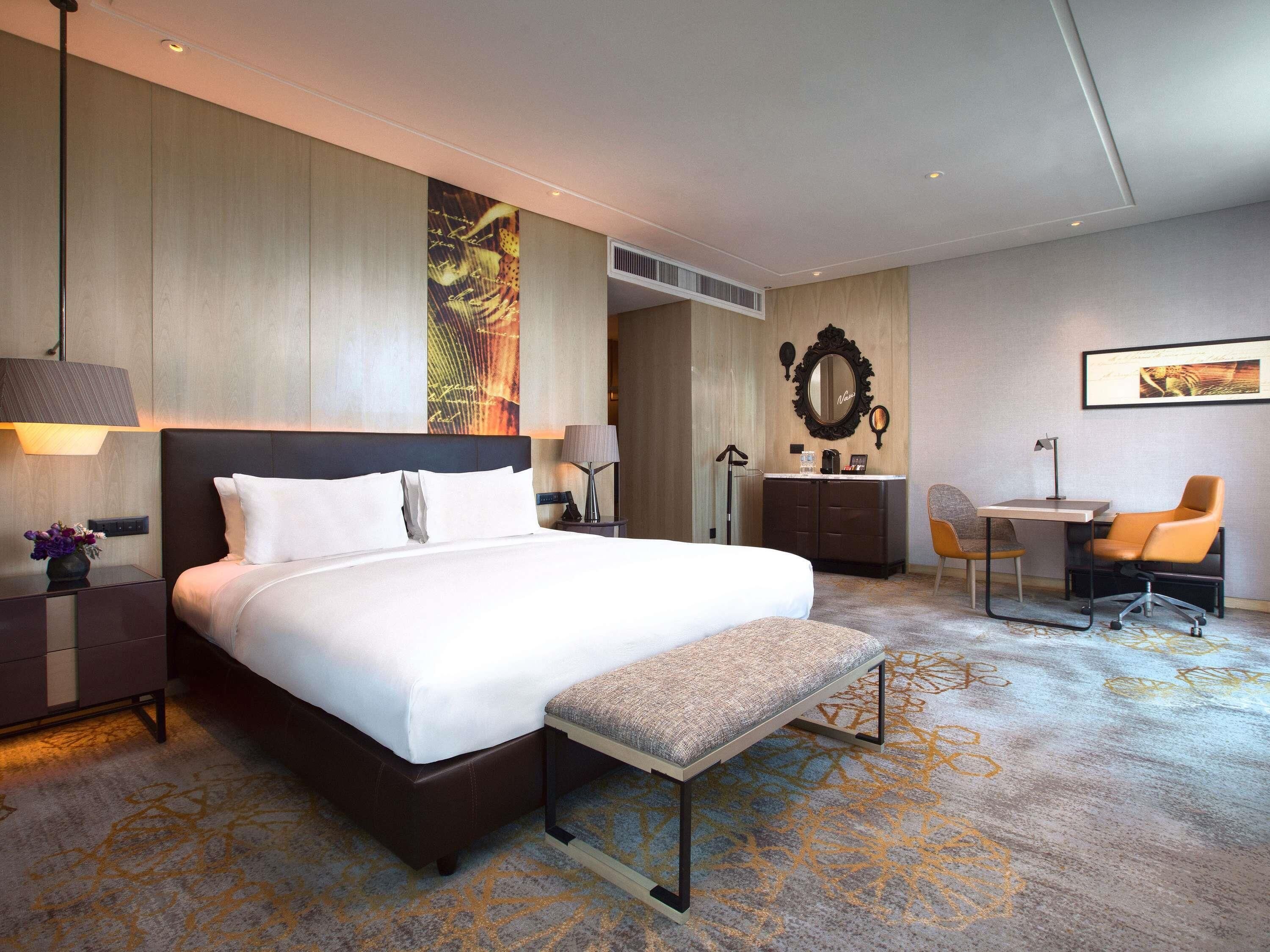 Junior Suite, 1 King Bed | Premium bedding, minibar, in-room safe, desk