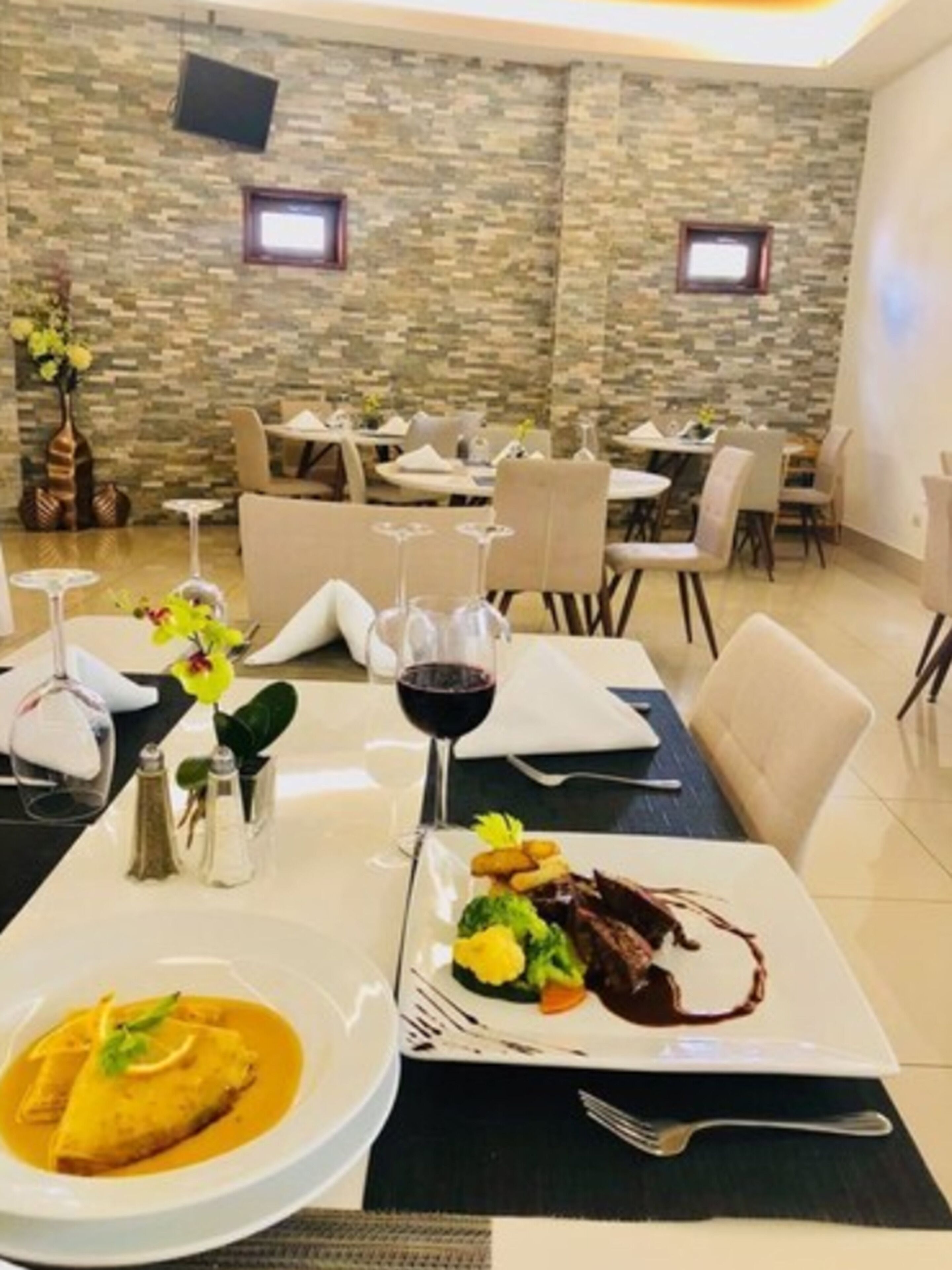 breakfast, lunch, dinner served; international cuisine