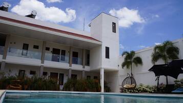 Kolam renang outdoor