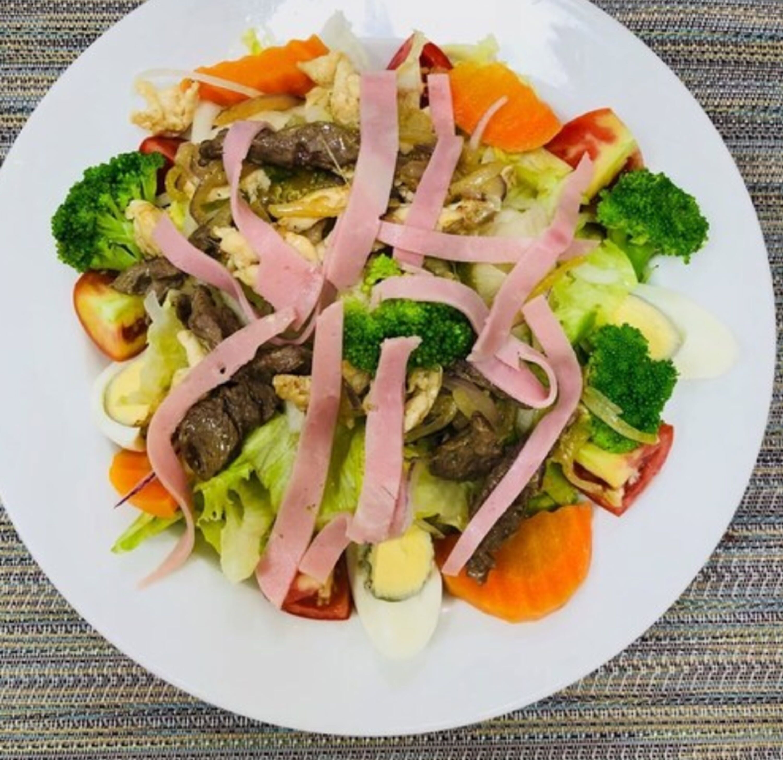 Ein Teller mit Gemüse und Fleisch.