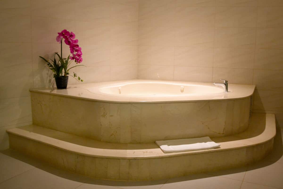 master suite | jetted bathtub